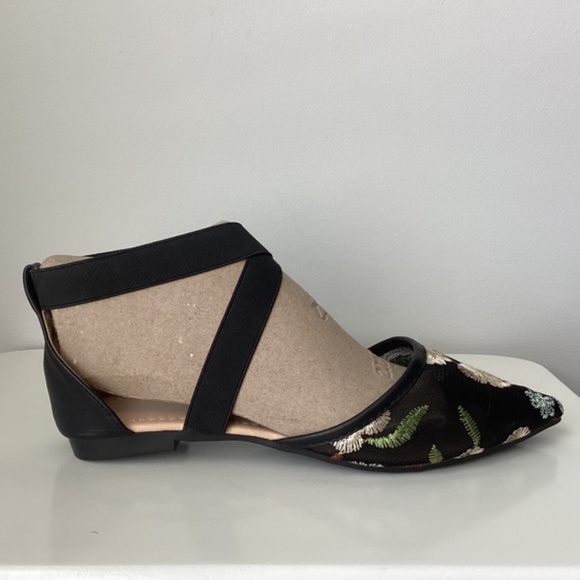 Ankle Strap Flats with Embroidered Floral Pattern Details - EUR 37 - Picture 7 of 12